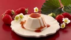 株式会社菊家では、８年かけて開発された大分県産いちご「ベリーツ」を使用した濃厚ソースと、北海道産の乳脂肪分45％「純生クリーム」で作られた「ベリーツのパンナコッタ」を発売します