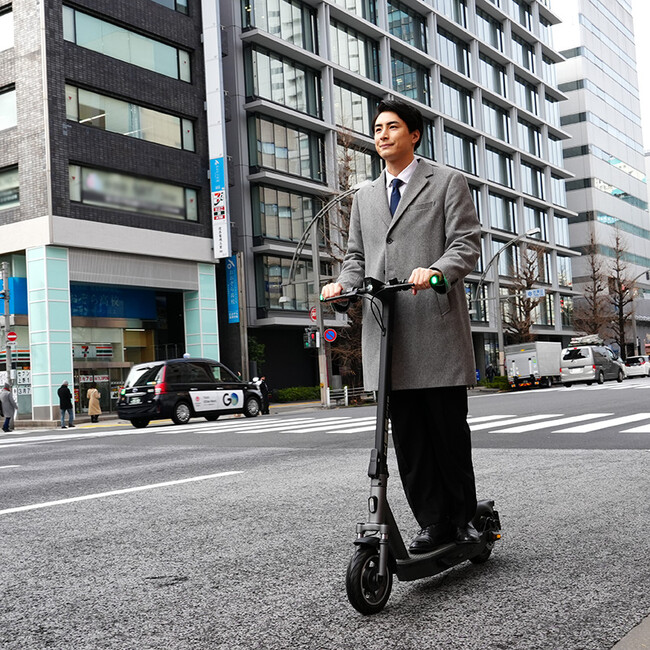 電動モビリティの世界最大手メーカーYADEAの電動キックボード KS6 PROを楽天で販売開始。2023年の道路交通法改正により免許不要で利用可能な特定小型原付に該当する電動キックボードです。