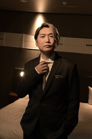 主要通販サイトで軒並み1位！ 人気声優・小西克幸のフォトブックからホテルで撮影したダンディー＆セクシーな先行カットを初公開