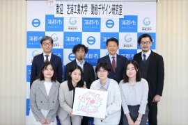 蒲郡市役所でのキックオフの様子(左上から)株式会社イノベーションパートナーズ 塩野将弘取締役、芝浦工業大学デザイン工学部 蘆澤雄亮教授、蒲郡市 鈴木寿明市長、株式会社イノベーションパートナーズ 堀野卓美蒲郡支社長(左下から)同大デザイン工学部 下地はるかさん、西村夢加さん、箸方向日葵さん、染谷萌菜さん 蒲郡市役所でのキックオフの様子(左上から)株式会社イノベーションパートナーズ 塩野将弘取締役、芝浦工業大学デザイン工学部 蘆澤雄亮教授、蒲郡市 鈴木寿明市長、株式会社イノベーションパートナーズ 堀野卓美蒲郡支社長(左下から)同大デザイン工学部 下地はるかさん、西村夢加さん、箸方向日葵さん、染谷萌菜さん