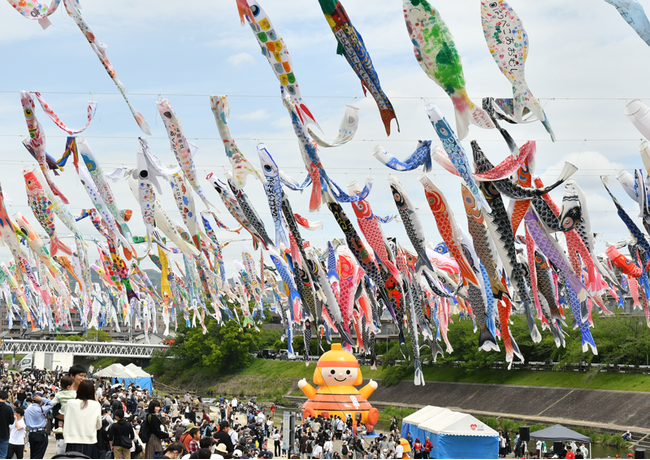 高槻市の芥川上空を1000匹のこいのぼりが泳ぐ