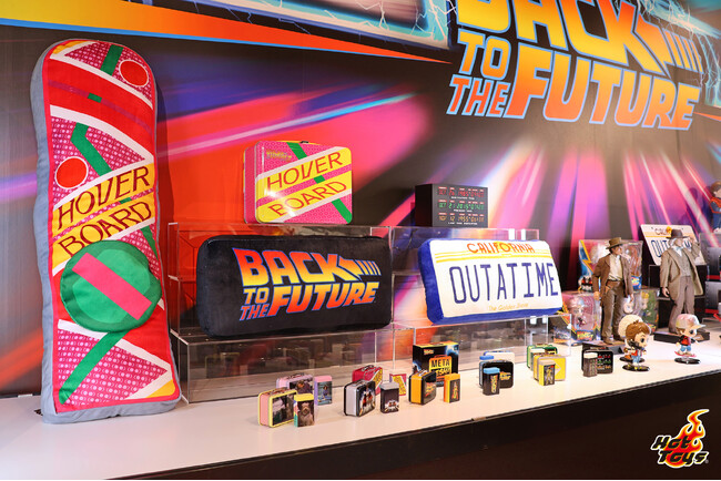 お部屋を『バック・トゥ・ザ・フューチャー』で彩る、タイムサーキット型のライトボックスやホバーボード型のクッションが登場！