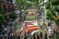 チューリップの花びらを敷きつめた花絵で街を彩る、神戸春の風物詩
「インフィオラータこうべ2024」～まちは花絵の展覧会～開催！