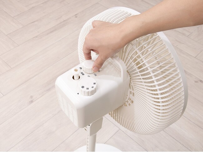 すべての操作が上部で完結する快適扇風機　ZEPEAL『メカリビング扇風機』を新発売