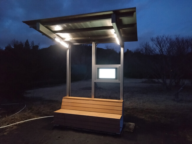 リサイクル樹脂×リユース車載バッテリー 環境配慮型スマートベンチを共同開発