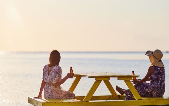 【星野リゾート リゾナーレグアム】グアムの美しいサンセットに溶け込む「サンセットビアガーデン」初開催｜期間：2024年7月1日～9月30日