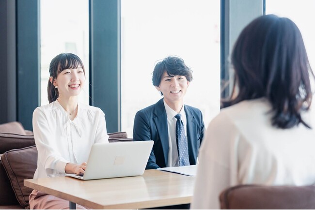 93人の男女に聞いた「TOEICが役立った場面」のアンケート結果。「就職活動」と「英語能力の客観的な証明」が上位に。