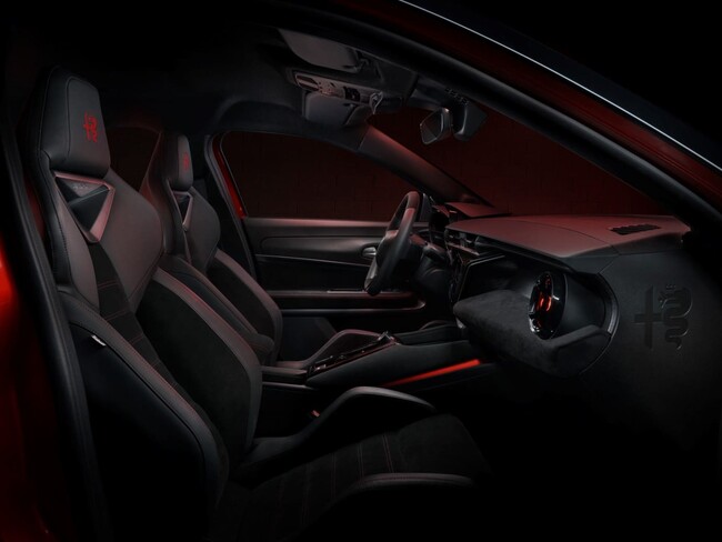Alfa Romeoが新型車「JUNIOR」の内装にALCANTARA(R)を採用