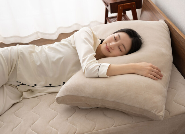 この肌触り＆もちもち感がクセになる！『至福の睡眠シリーズ』に1.6kgの中わたでボリューム満点の“足まくらにもなるジャンボまくら”が新登場！
