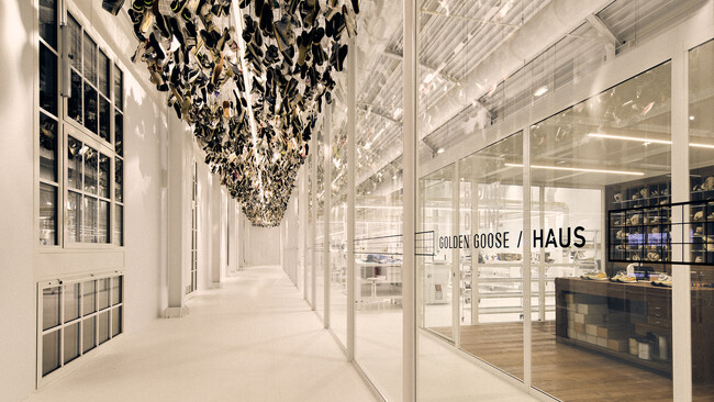 GOLDEN GOOSE アートの祭典 ヴェネツィア・ビエンナーレ 2024 開催を祝し没入型イベントを開催