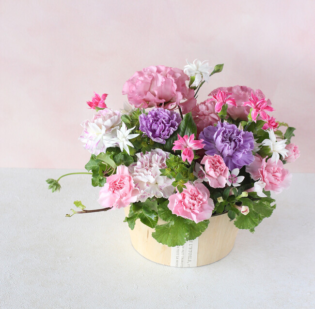 幸せと癒やしを贈る「母の日の花ギフト」を好評発売中！　ワンランク上のカーネ―ションを使ったアレンジや、人気のアジサイの鉢植えなどをご用意！