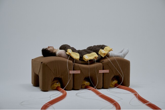 都市の無目的室《Morph inn》が表参道に出現　　生物の胎動、潮の満ち引きなど自然界のモーションをインストールし ゴム人工筋肉を使用した「やわらかいロボット」に身をゆだねる世界初* の新空間