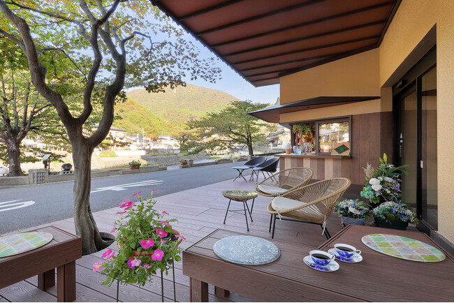 足湯で楽しめる！あつみ温泉の旅館「たちばなや」が地域の自然環境を感じながら楽しめる「サジカフェ」を４月２７日にグランドオープン！