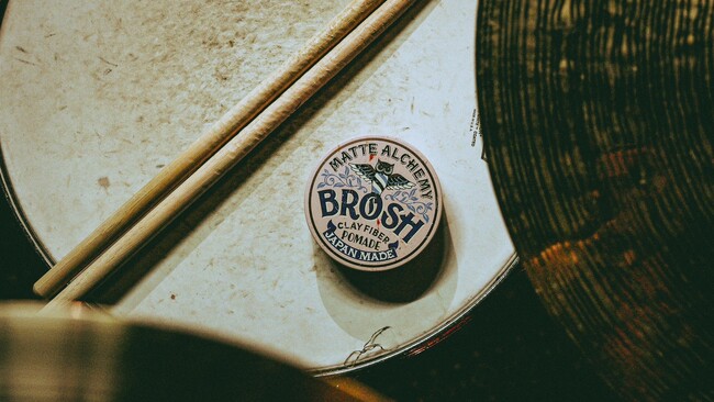 BROSHが、イイとこ取りのテクスチャーを実現するクレイファイバーポマードをリリース