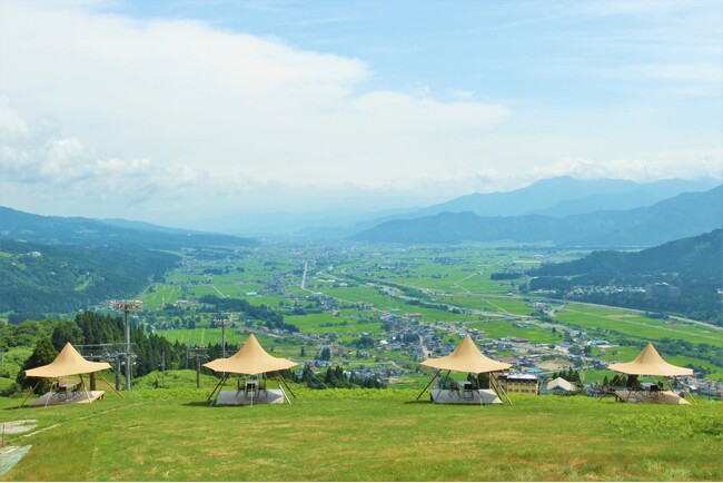 【石打丸山スキー場】「ザ・ヴェランダ石打丸山」ゴールデンウィーク営業！特別コンテンツ「新緑の焚火と夜のテラスと」