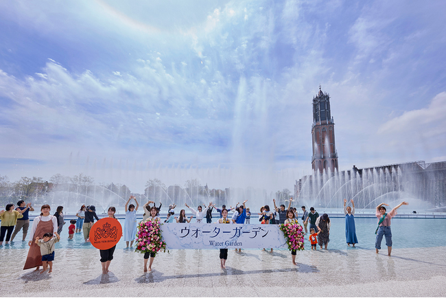 2024年4月27日(土)よりオープン『ウォーターガーデン』幅75m、高さ20mを超えて視界いっぱいに打ち上がる噴水に、水しぶきと笑顔が弾け飛ぶ！一足早くゴールデンウィークを満喫。