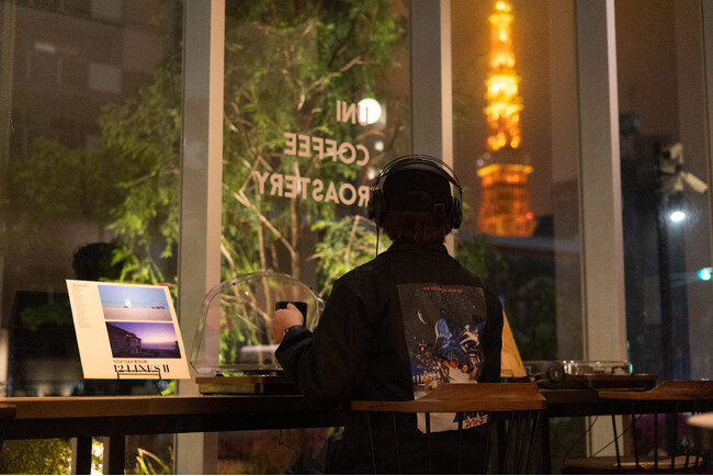 【東京・麻布に新スポット誕生】4月26日、アナログレコードを聴きながらカフェを楽しめるUNI COFFEE ROASTERY オークウッドホテル麻布がオープン