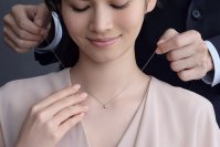 アイプリモが提案する新しいプロポーズの形ネックレスでプロポーズを