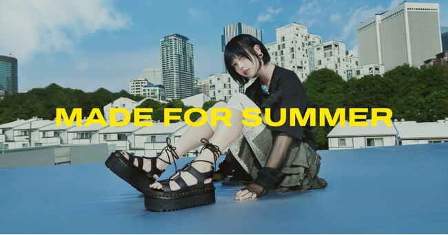 ドクターマーチンがサマーシーズンを彩る新作サンダルキャンペーン「MADE FOR SUMMER」を 4 月 26 日(金)からスタート。 アーティスト ano を起用したキービジュアルで世界観を表現。
