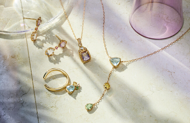 プールバーでカクテルを味わう夏のバカンスをイメージしたジュエリー　EAU DOUCE４℃「2024 Summer Collection」