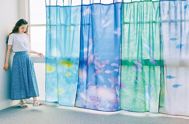 水中写真家・鍵井靖章さんの幻想的な海の世界を映した「窓辺でゆらめく水中世界　海のカーテンマルチクロス」が新登場