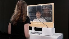 【オリックス自動車】全国のレンタカー店舗で初 13言語対応ディスプレイを受付窓口へ試験導入