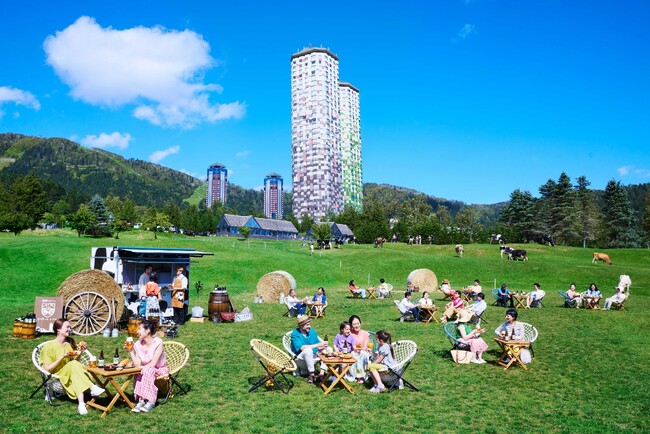 【星野リゾート　リゾナーレトマム】広大なファームエリアでオリジナルクラフトビールを堪能「ファームクラフトビアガーデン」開催｜期間：2024年7月1日～8月31日