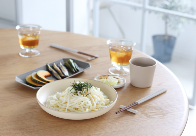 夏の食卓を彩る、ニュアンスカラーのそば皿＆そば猪口が新発売！電子レンジOK、割れない素材で大活躍