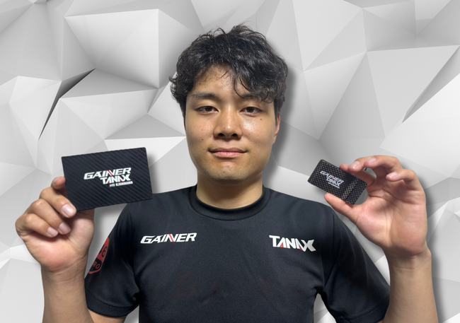 レーシングチームGAINER（ゲイナー）の新体制発表記念品　GAINERロゴ入り 公式CFRP製マネークリップを製作・販売