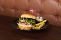 アメリカンレストラン 「ハードロックカフェ」各店オリジナルのバーガーで世界の頂上を掴め！ワールドバーガーツアーコンテスト参戦メニューが登場！