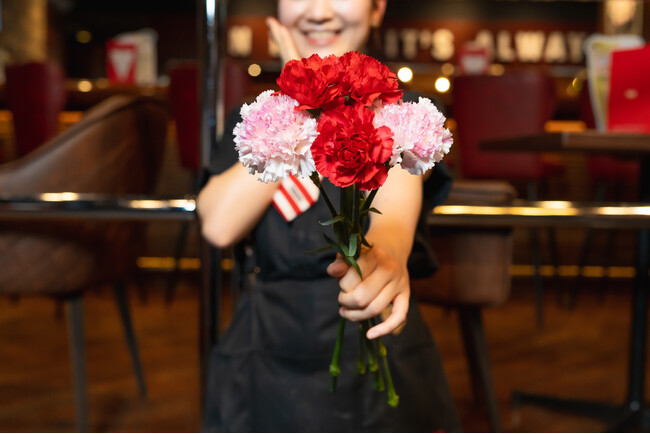 【TGIフライデーズ】 母の日限定！親子でご来店いただくと特別なカードをプレゼントするキャンペーンを開催！