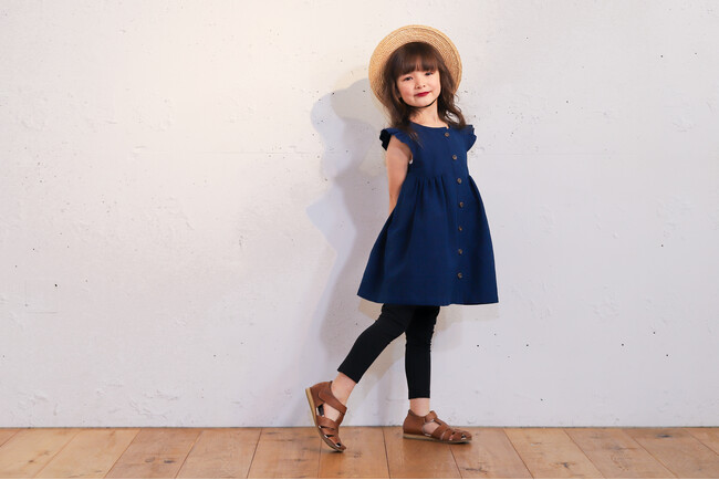 日本の手仕事でつくるこども服のサステナブルブランド【KasuRekidsカスリキッズ】が５年着られる「３WAYワンピース」と成長にあわせて調整できる「ユニセックスパンツ」の定番２アイテムを先行販売！