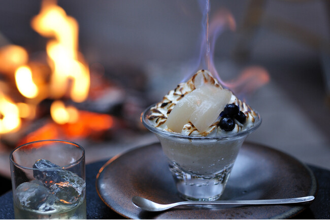 【星のや富士】焚き火で仕上げる燃えるかき氷「夏夜の森 グランピング焼き氷」を提供｜期間：2024年7月1日～8月31日