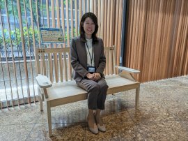 設置した「富士ヒノキ製 富士山ベンチ」に座る風間支社長 設置した「富士ヒノキ製 富士山ベンチ」に座る風間支社長