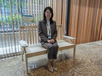 東京で「富士山」を感じられるスポットへ　「富士ヒノキ製 富士山ベンチ」を静岡新聞静岡放送東京支社に設置