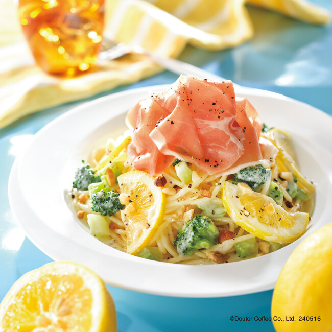 エクセルシオール カフェの新作パスタ「ハモンセラーノとブロッコリーのレモンクリームパスタ」５月16日発売