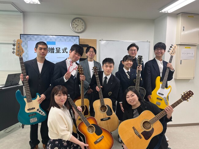 軽音楽部立ち上げを応援！ニーゴ・リユースは星槎国際高等学校 札幌北学習センターの軽音楽部に楽器を寄贈しました。