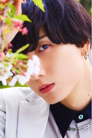 若手筆頭株の最注目声優・小林千晃が初のフォトブックをリリース！ 地元・横浜を舞台に、写真と超ロングインタビューで自身のルーツをたどる