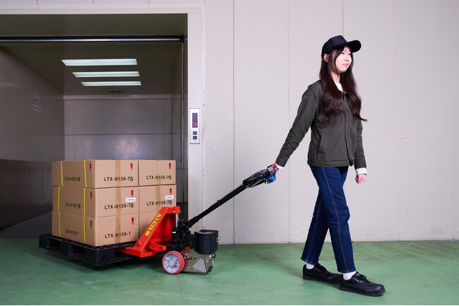 走行アシスト機能を搭載した「電動アシスト付キャッチパレットトラック」と、後付け可能な「電動アシストユニット」が発売決定