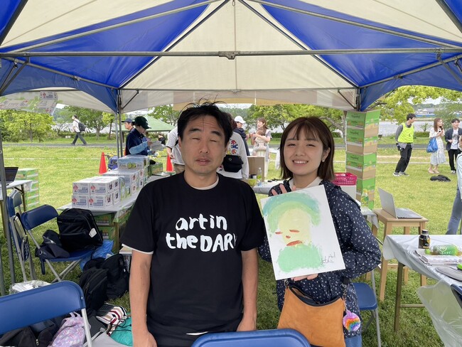 全盲アーティスト「あなたの似顔絵描きます」