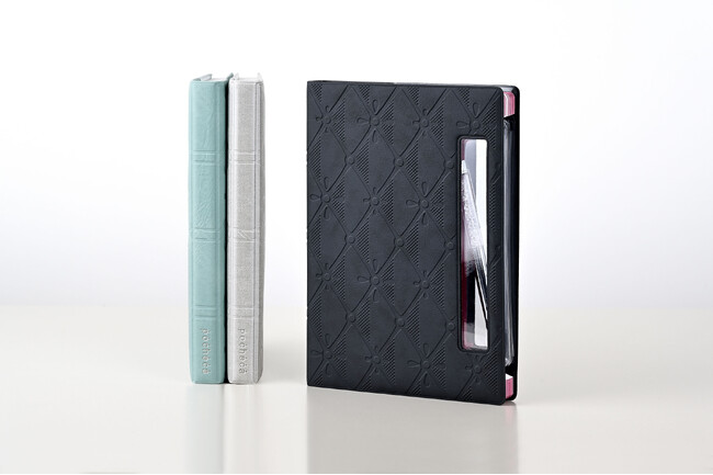 設立７０周年記念＜新商品発表＞ポシェットが格納されたノート「ポシェカ」。くるっと回転してペンを出し入れ可能-伊藤手帳