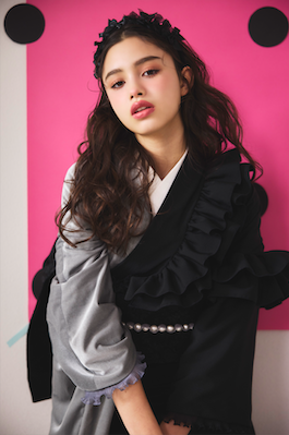 aimme振袖から新ビジュアルの登場。個性的かつ春らしい季節感溢れるシチュエーションとは。