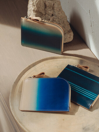 土屋鞄初、職人の手仕事による染色革を採用した小物を発売