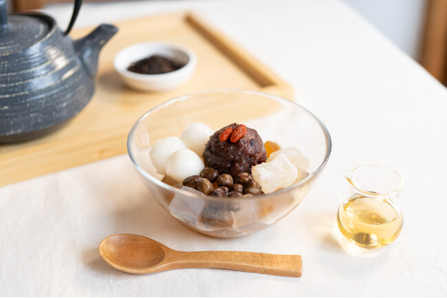 【季節あんみつに新味が登場】香ばしいほうじ茶寒天と大納言小豆を使用した「大納言ほうじ茶あんみつ」2024年5月14日新発売