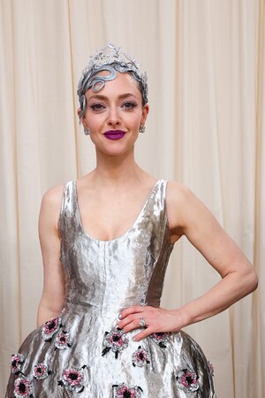 ハリウッド女優のアマンダ・サイフリッドが、ショーメのジュエリーを着用してメットガラに登場