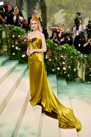 【DIOR】エリザベス・デビッキが纏うオートクチュールドレスのサヴォワールフェール