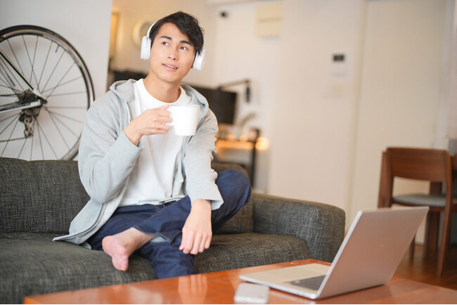 結婚願望がない男性の72%は「一人で過ごすことが好き」”結婚願望がない理由”と”独身で不安なこと”の１位は？