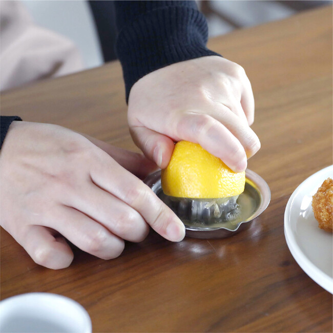 【新商品】「絞りたてがやっぱり一番美味しい！！」お好みで適量のレモン汁が絞れる「ちょいと絞れるレモン絞り」が新登場。