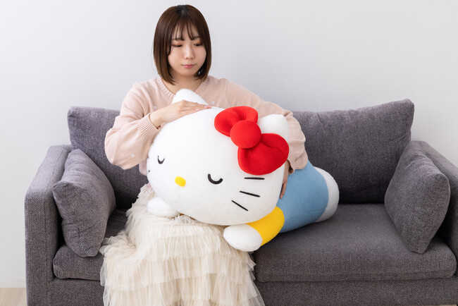 すやすやおやすみ中のキティちゃんが特大サイズのぬいぐるみに！　『ハローキティ50周年記念 すやすや大きなぬいぐるみ』