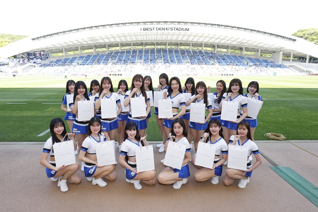 【5月9日はメイクの日】新日本製薬がアビスパ福岡オフィシャルチアリーダーズへスキンケアブランド『パーフェクトワンフォーカス』1年分を進呈